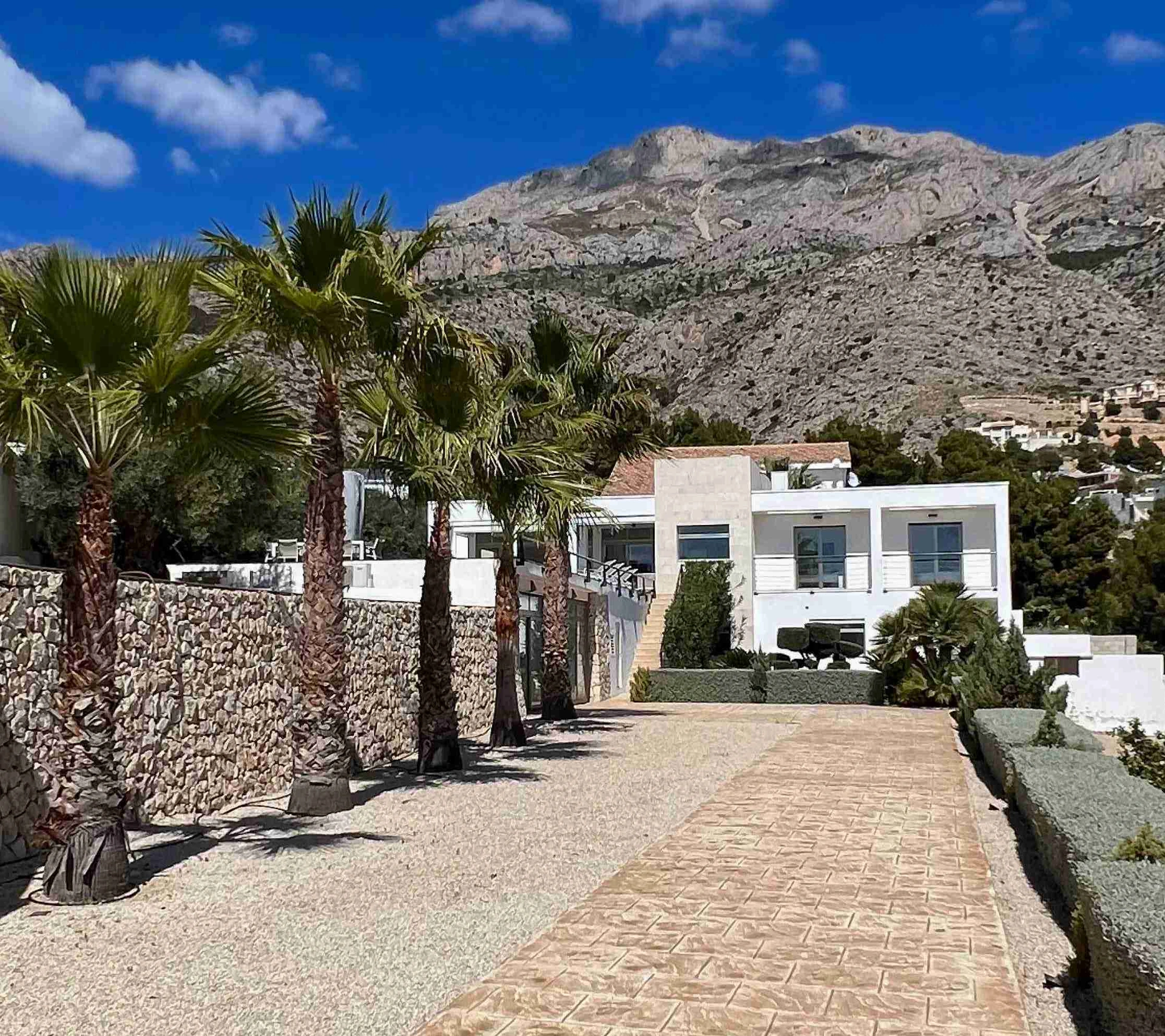 Modern villa in Altea la Vella with sea and mountain views.