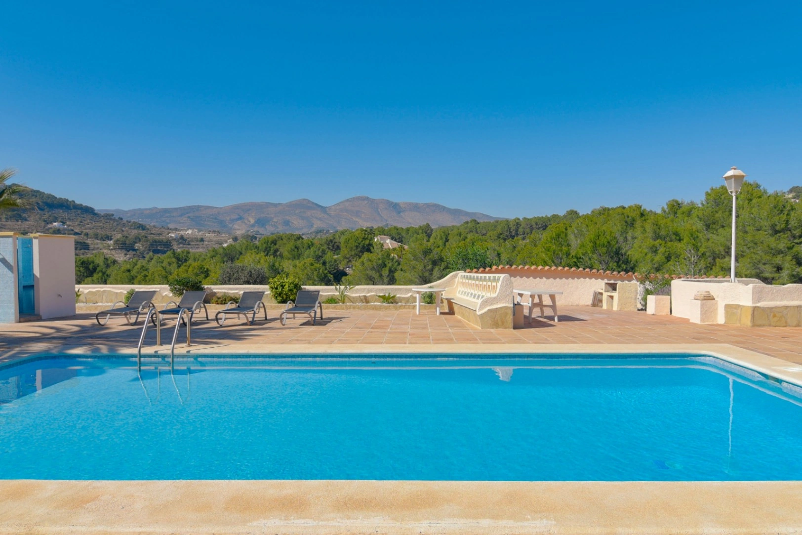Cometa III Calpe - Villa with large plot and tennis court for sale.