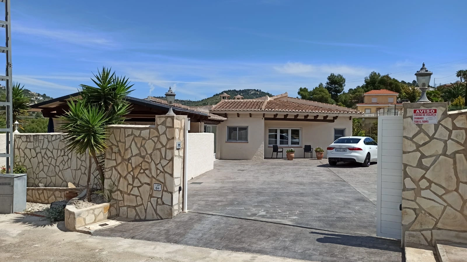Cometa III Calpe - Villa with large plot and tennis court for sale.