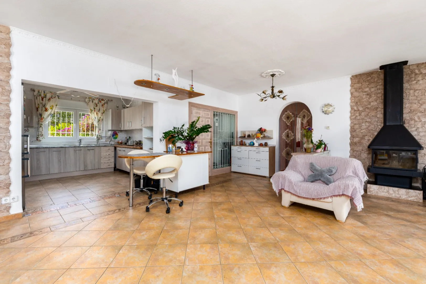 Luxury villa on a 5943 m2 plot with panoramic views.