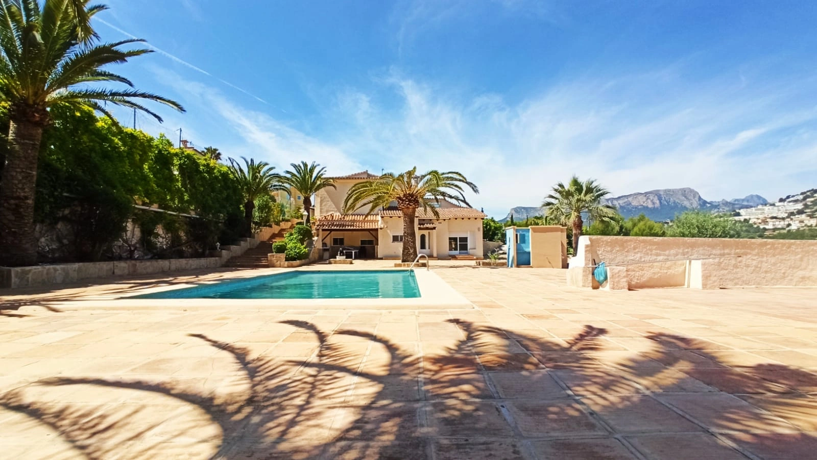 Cometa III Calpe - Villa with large plot and tennis court for sale.