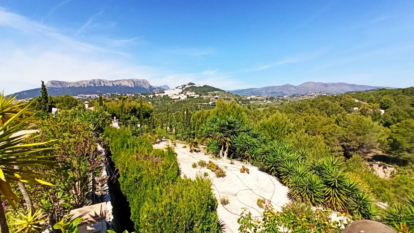 Cometa III Calpe - Villa with large plot and tennis court for sale.