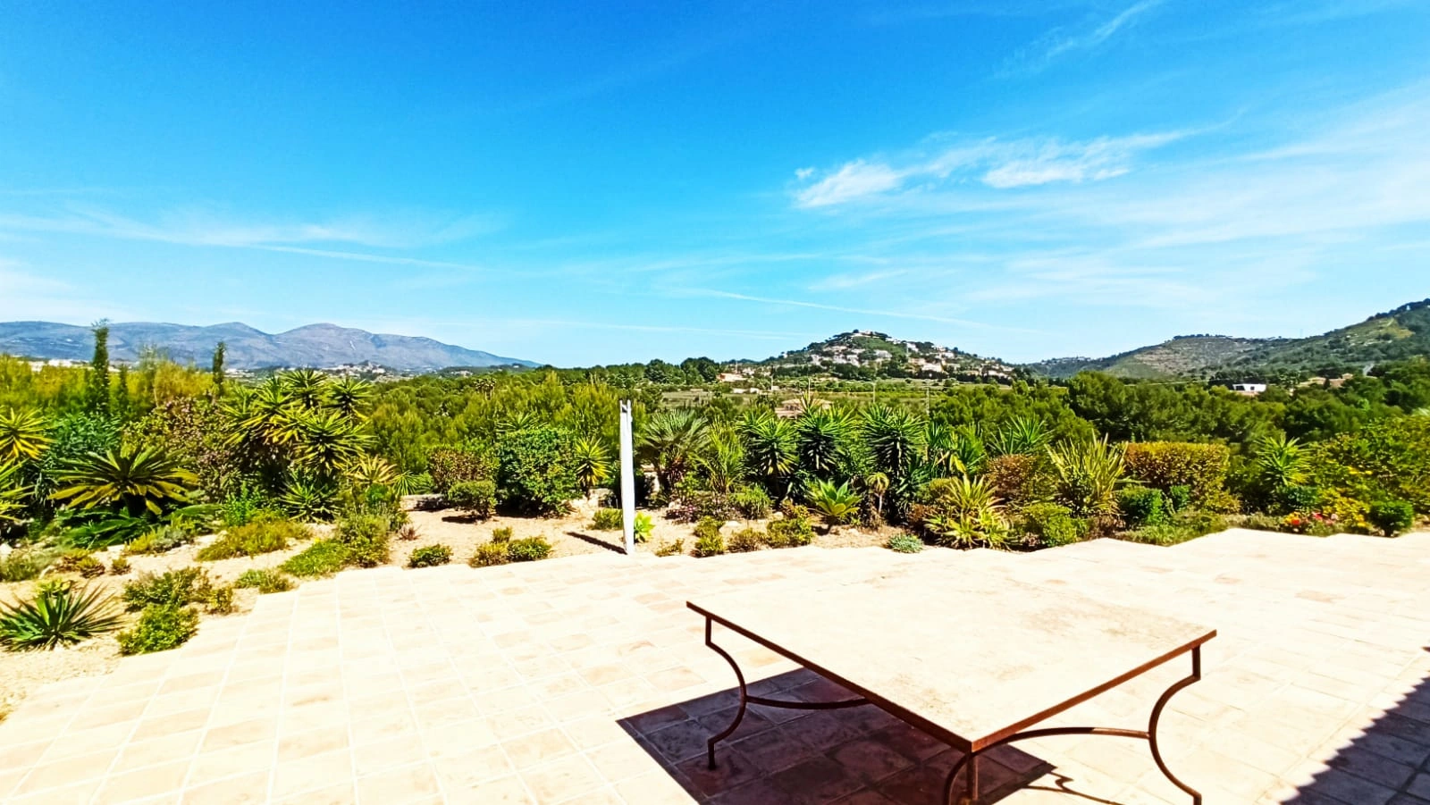 Cometa III Calpe - Villa with large plot and tennis court for sale.