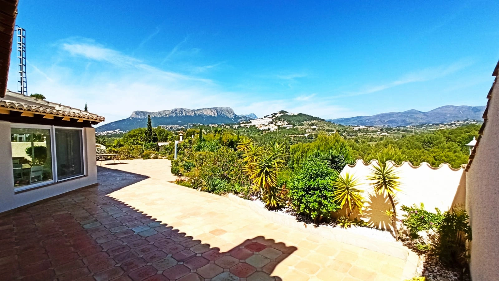 Cometa III Calpe - Villa with large plot and tennis court for sale.