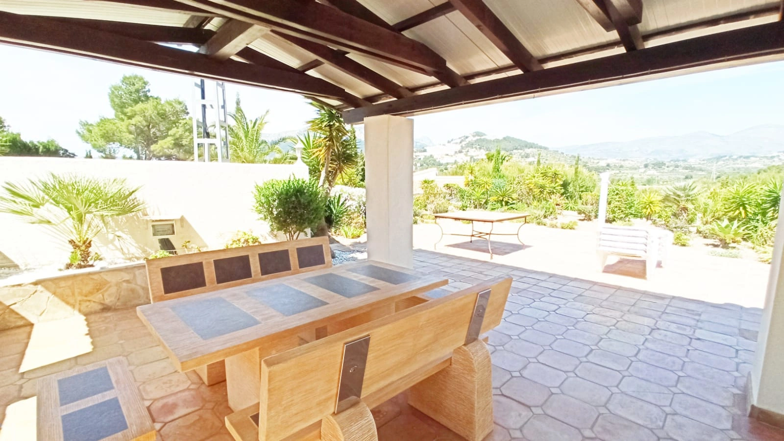 Cometa III Calpe - Villa with large plot and tennis court for sale.