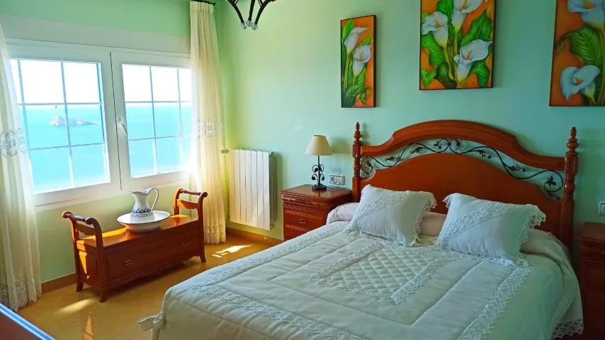 Frontline villa in Benidorm for sale - Villa Del Mar.