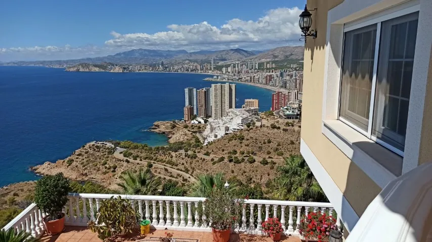 Frontline villa in Benidorm for sale - Villa Del Mar.