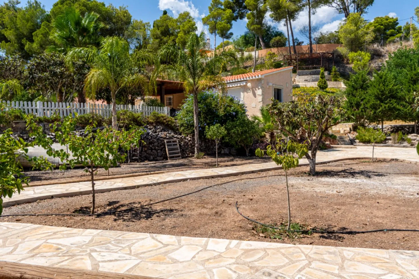 Luxury villa on a 5943 m2 plot with panoramic views.