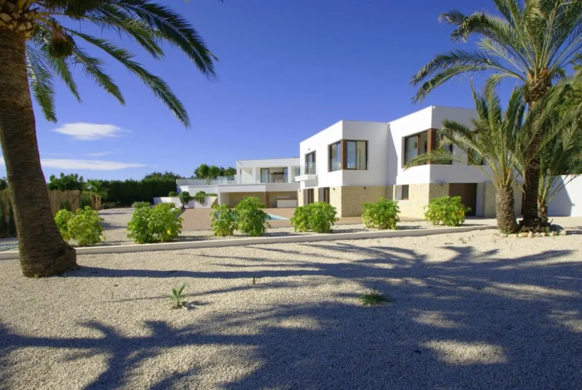 Modern finca with large plot in Altea, sea views!