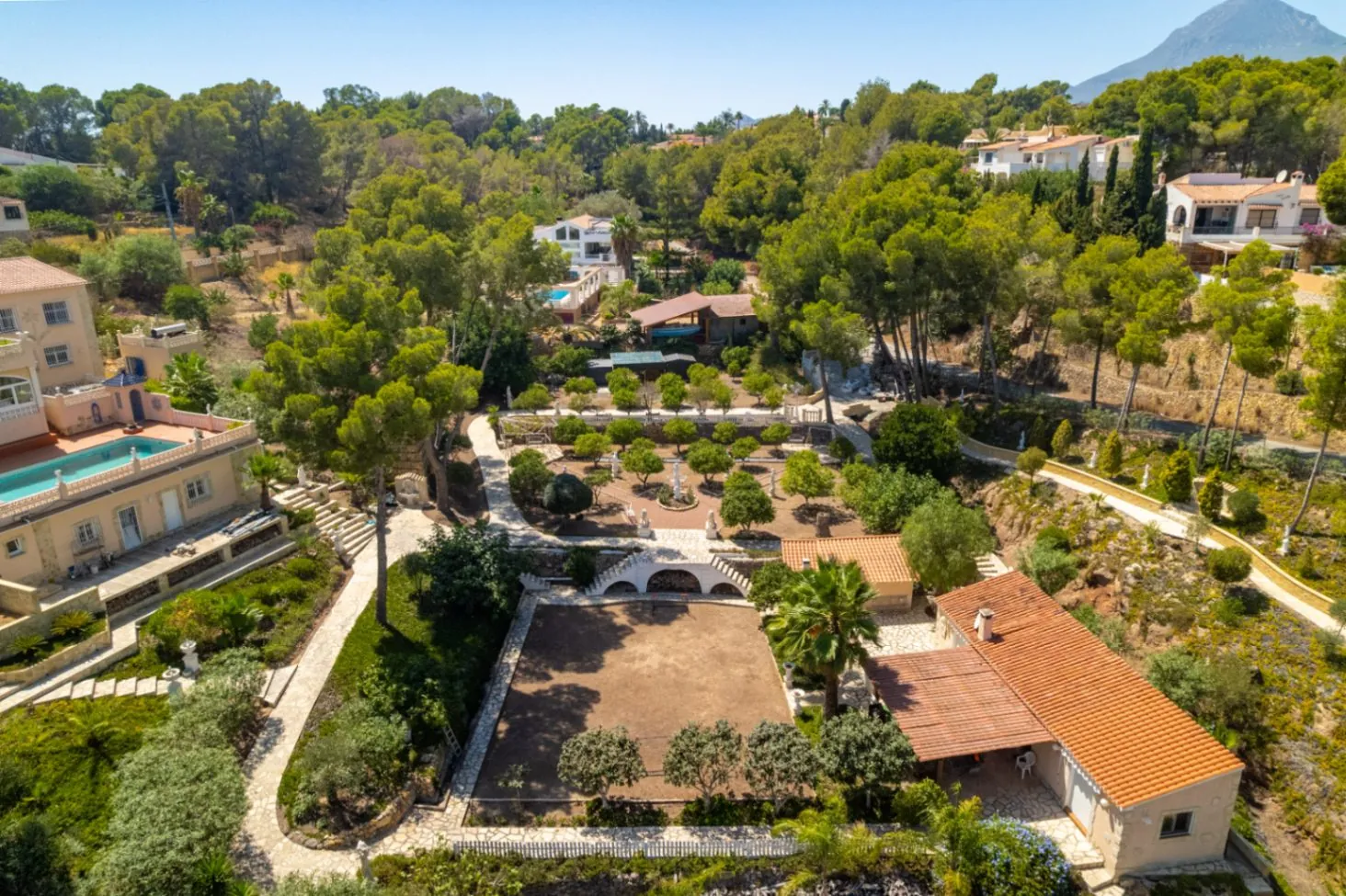 Luxury villa on a 5943 m2 plot with panoramic views.