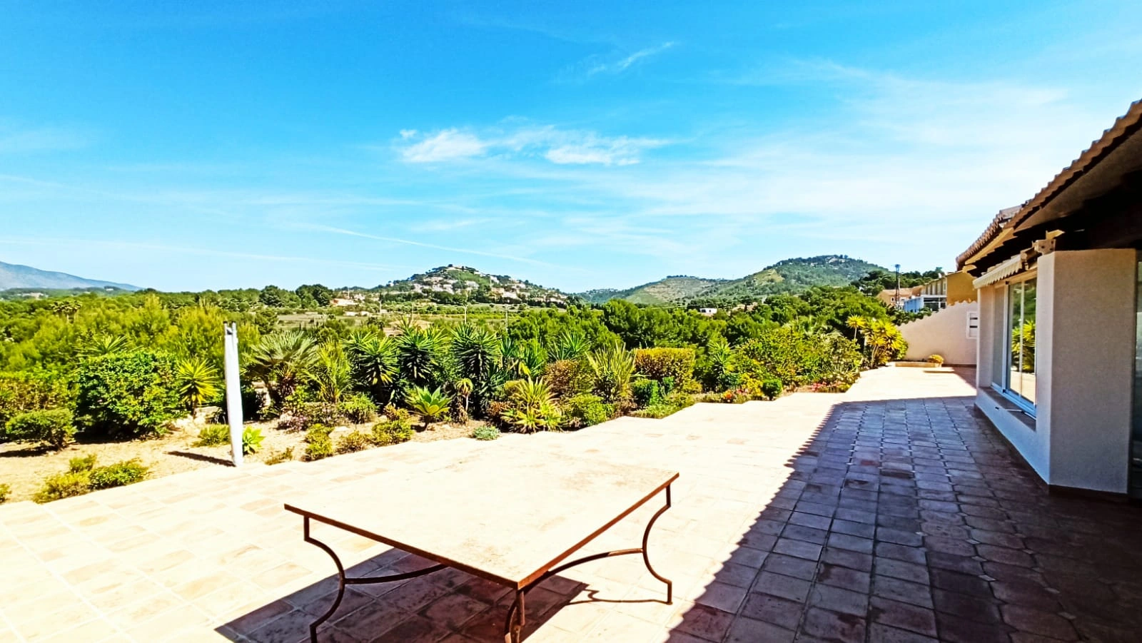 Cometa III Calpe - Villa with large plot and tennis court for sale.