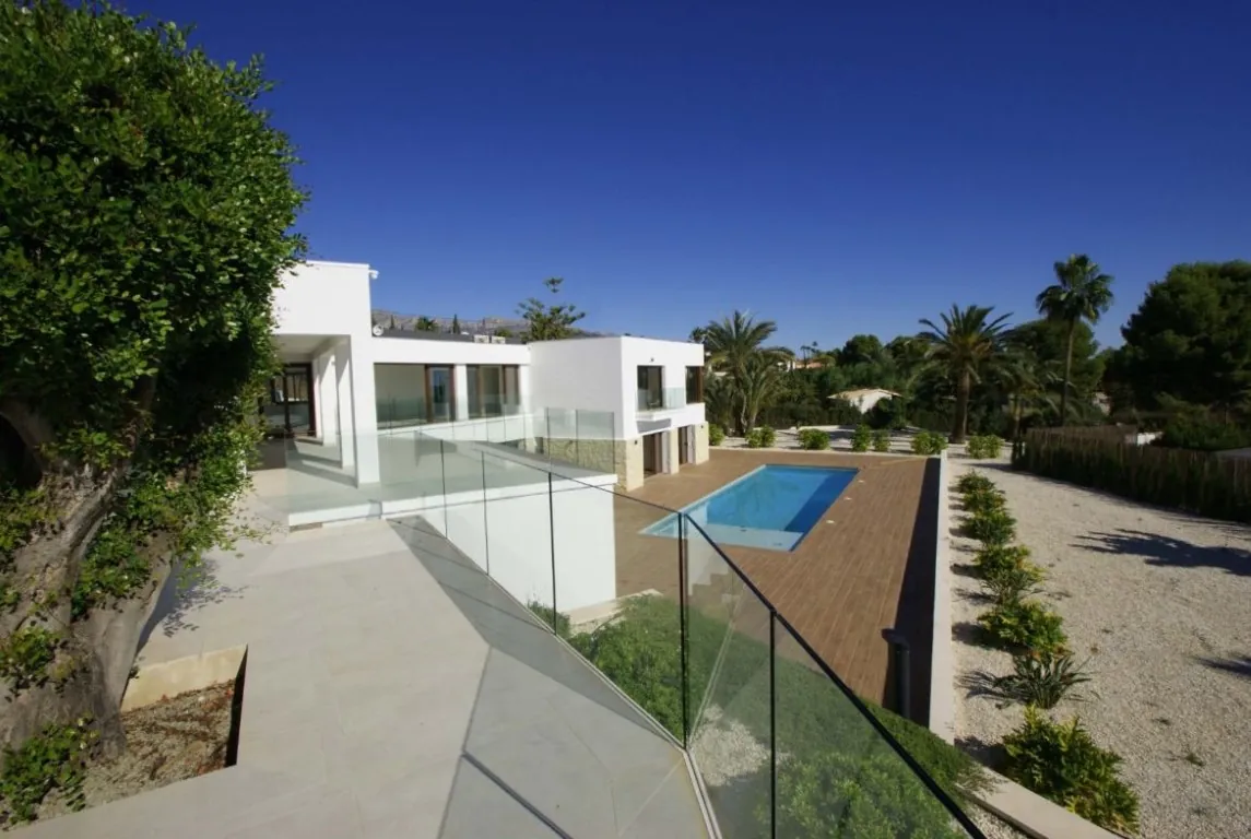 Modern finca with large plot in Altea, sea views!