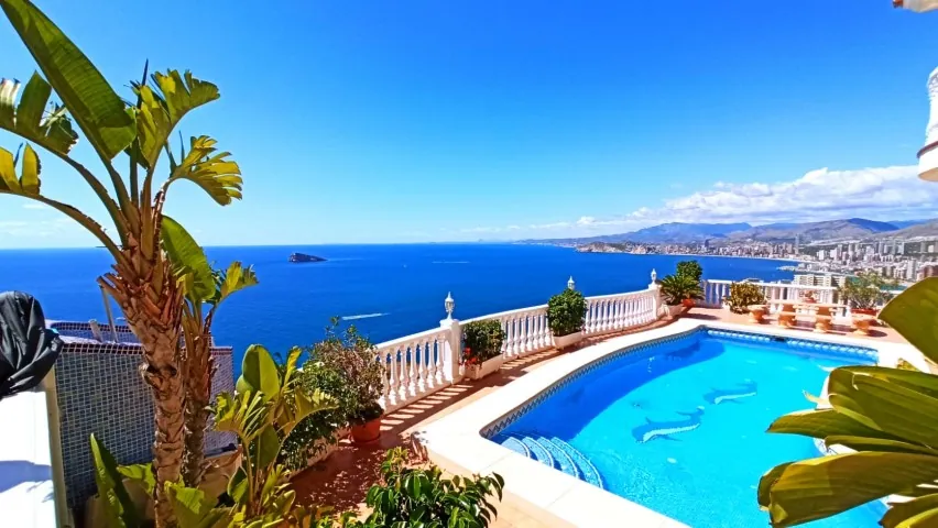Frontline villa in Benidorm for sale - Villa Del Mar.
