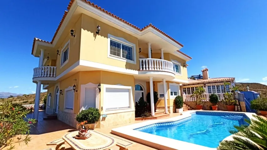Frontline villa in Benidorm for sale - Villa Del Mar.
