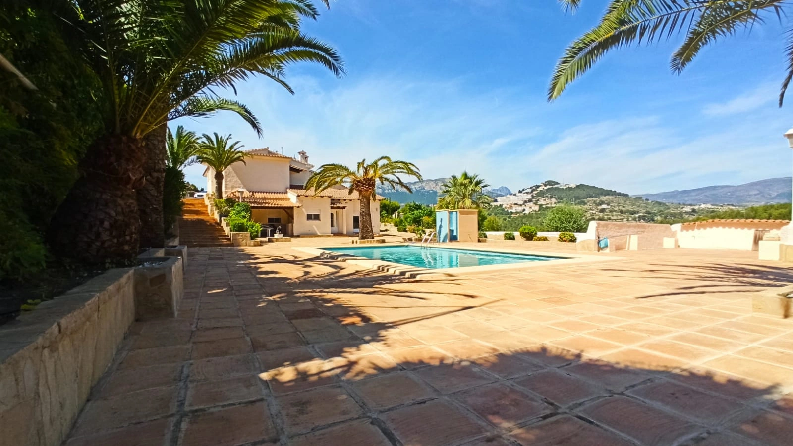 Cometa III Calpe - Villa with large plot and tennis court for sale.