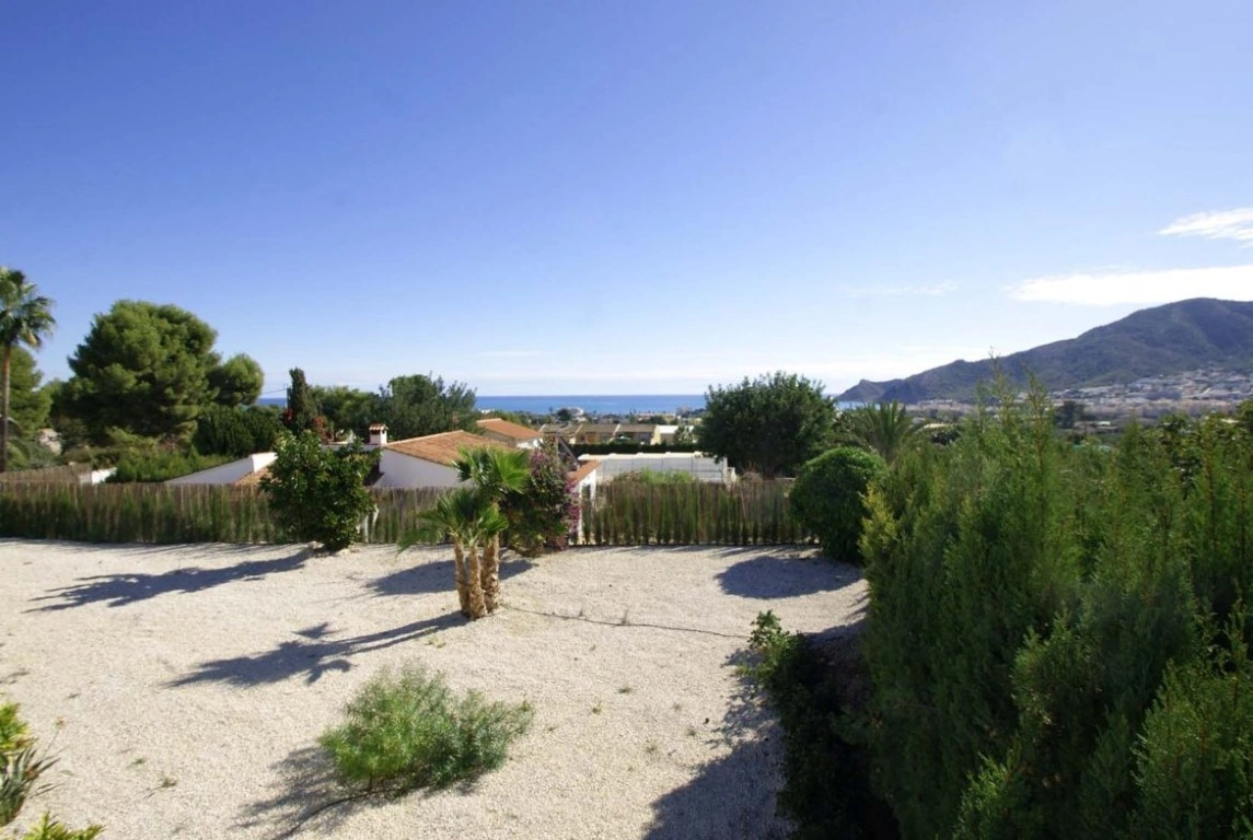 Modern finca with large plot in Altea, sea views!