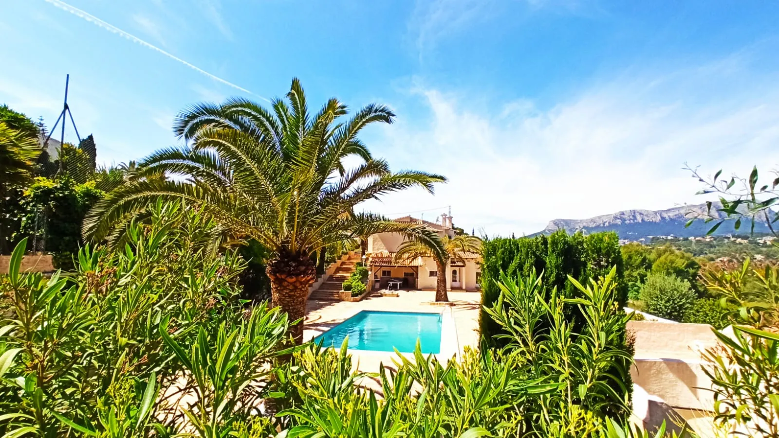 Cometa III Calpe - Villa with large plot and tennis court for sale.
