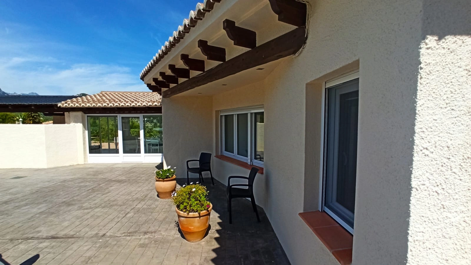 Cometa III Calpe - Villa with large plot and tennis court for sale.