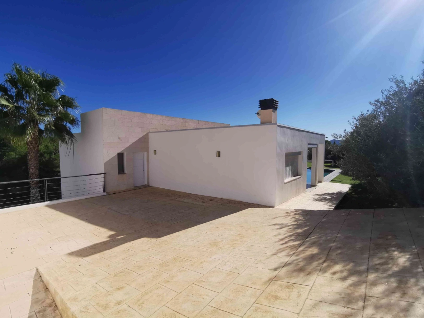 Modern villa in Altea la Vella with sea and mountain views.