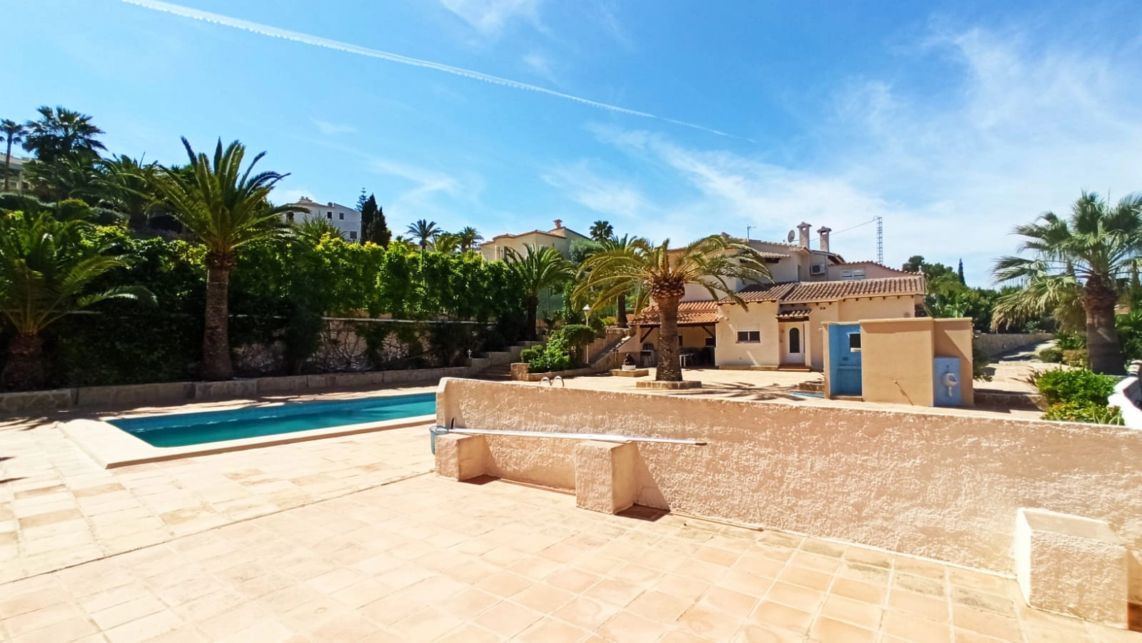 Cometa III Calpe - Villa with large plot and tennis court for sale.