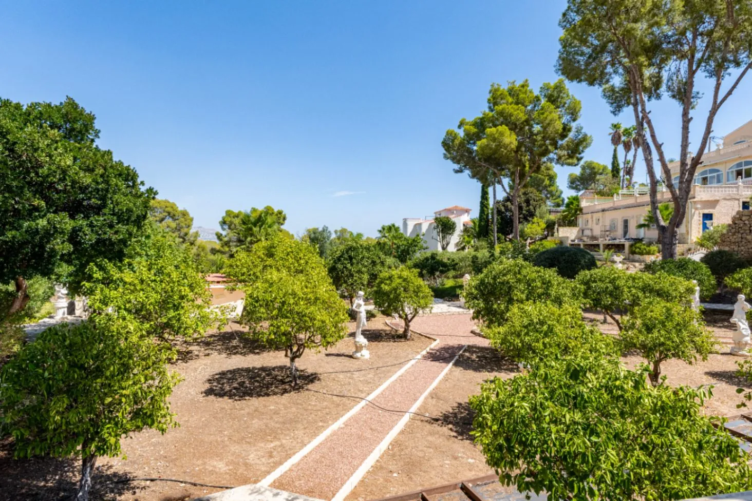Luxury villa on a 5943 m2 plot with panoramic views.