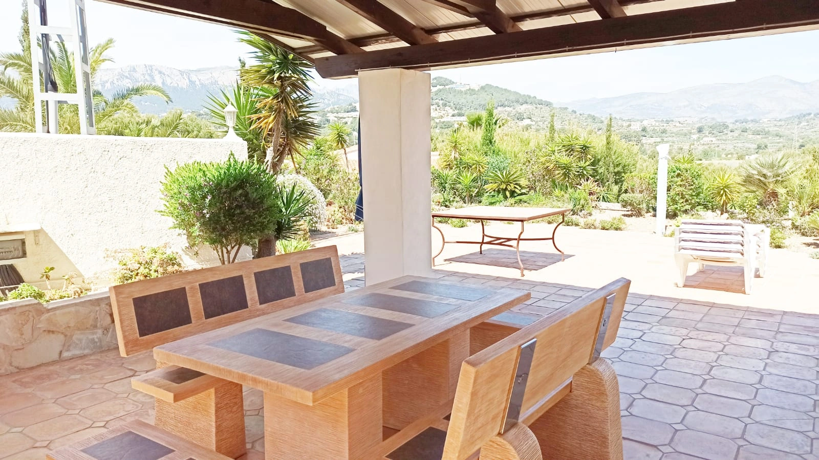 Cometa III Calpe - Villa with large plot and tennis court for sale.