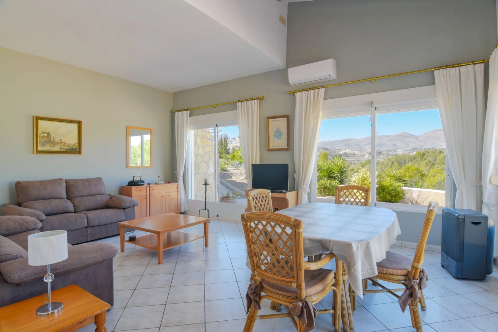 Cometa III Calpe - Villa with large plot and tennis court for sale.