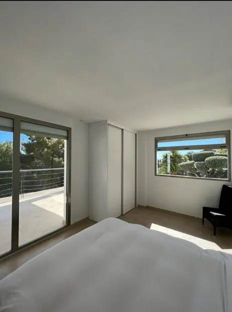 Modern villa in Altea la Vella with sea and mountain views.