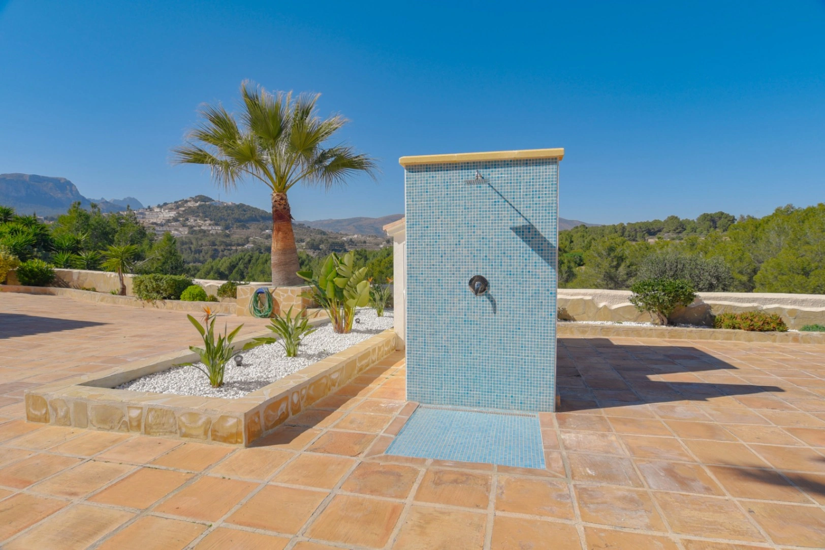Cometa III Calpe - Villa with large plot and tennis court for sale.