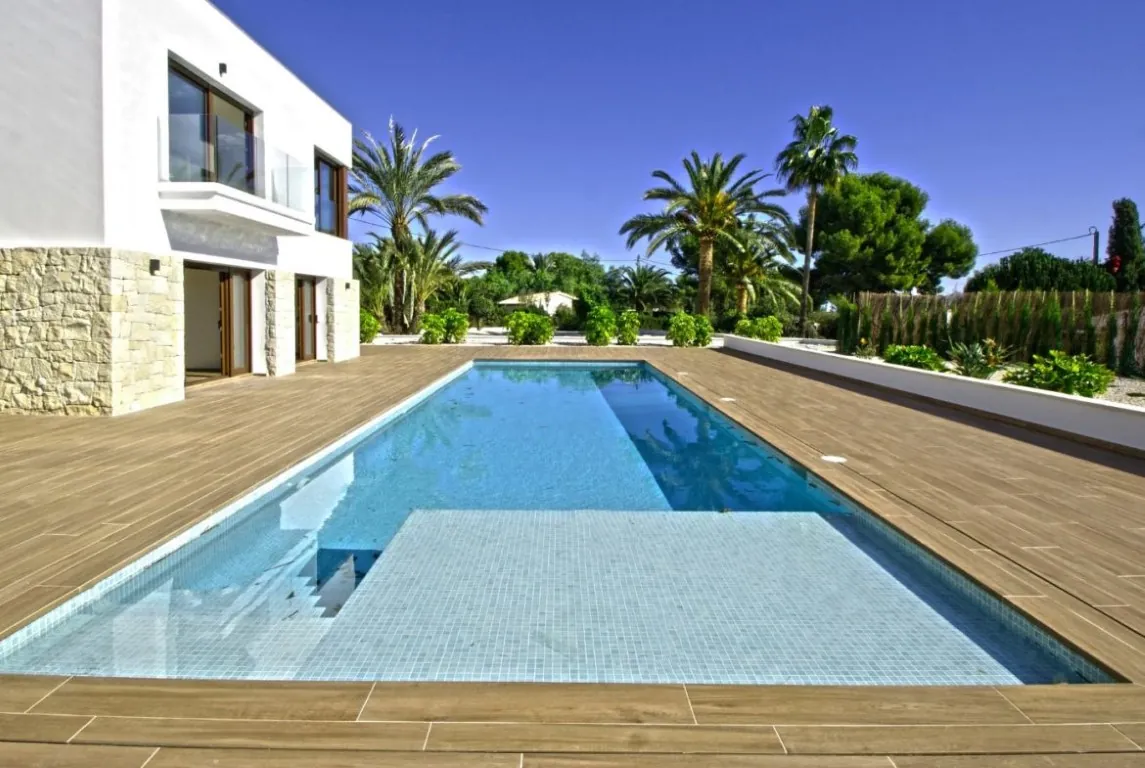 Modern finca with large plot in Altea, sea views!