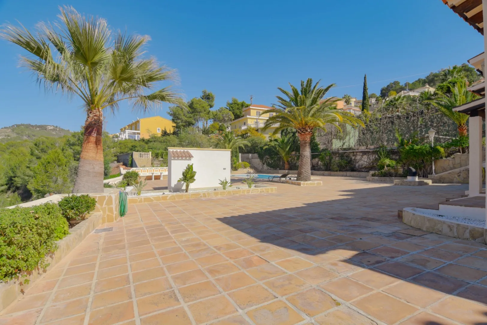 Cometa III Calpe - Villa with large plot and tennis court for sale.