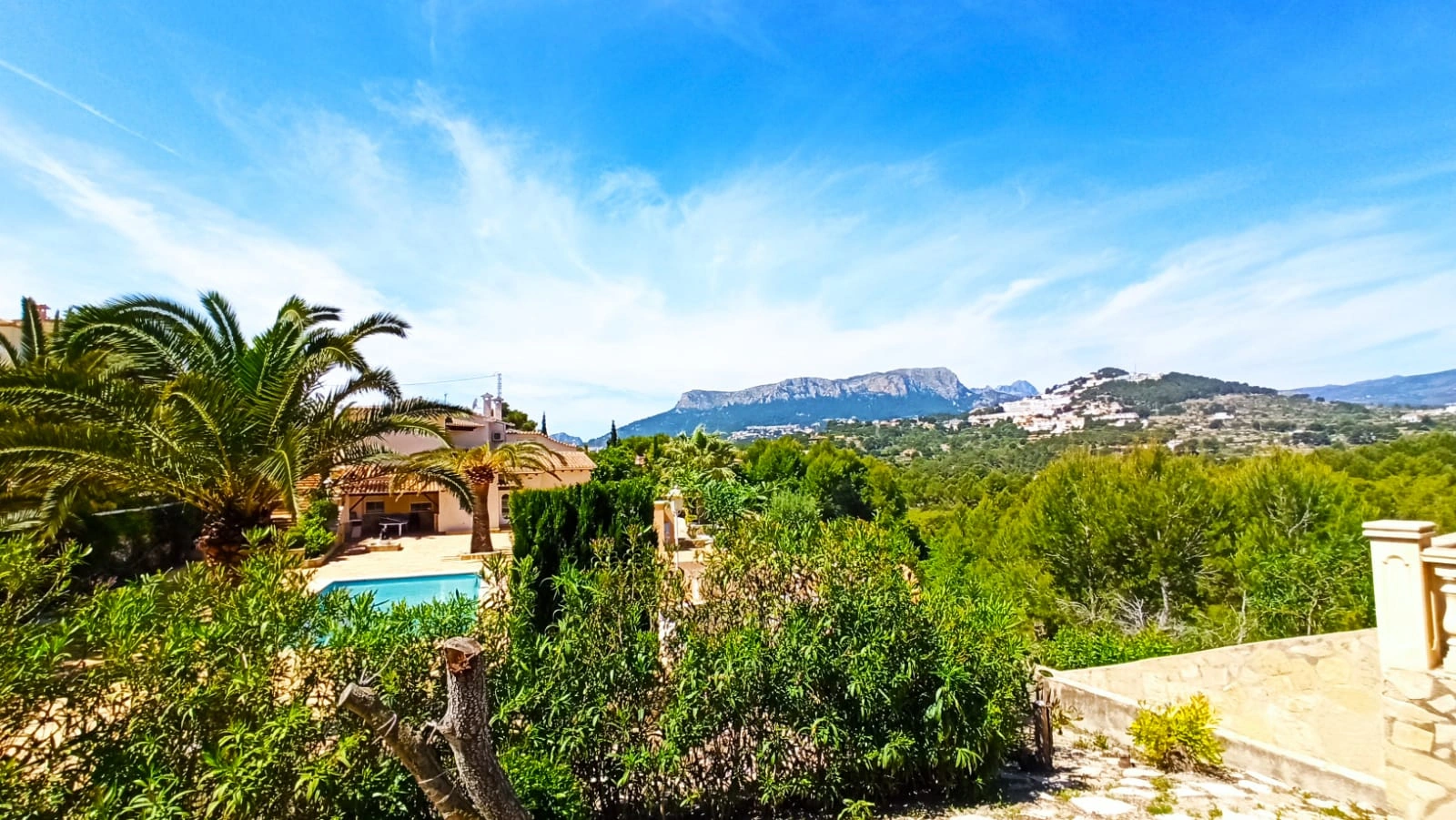 Cometa III Calpe - Villa with large plot and tennis court for sale.