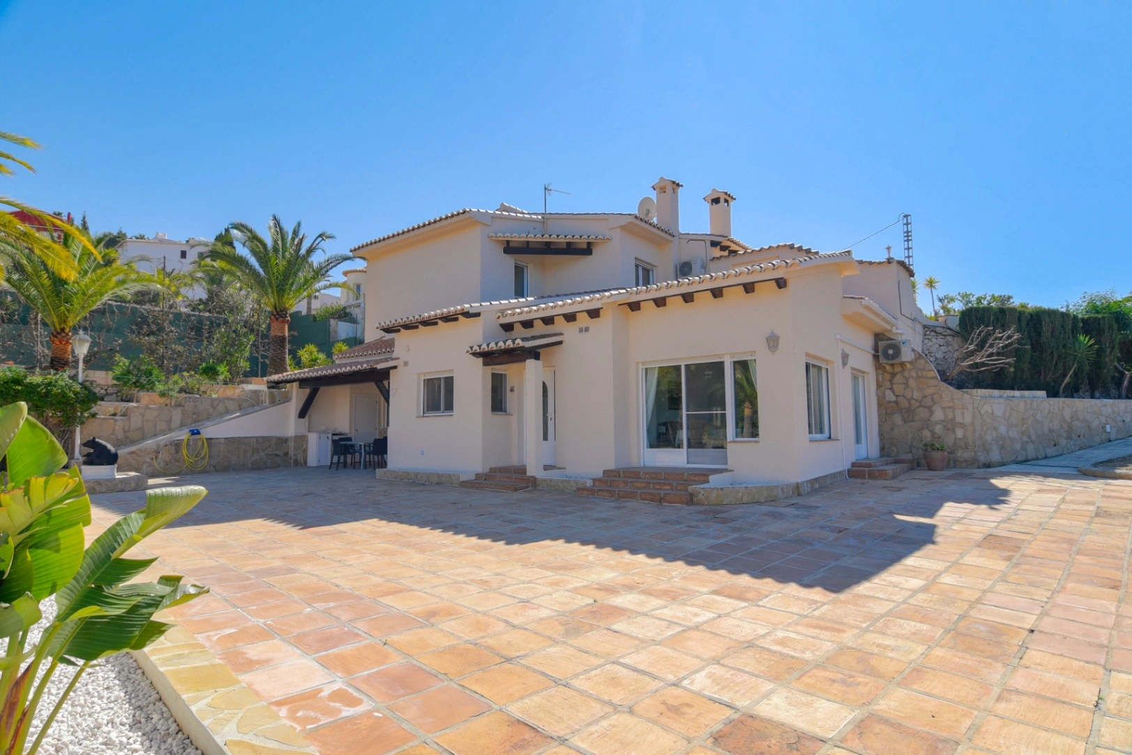 Cometa III Calpe - Villa with large plot and tennis court for sale.
