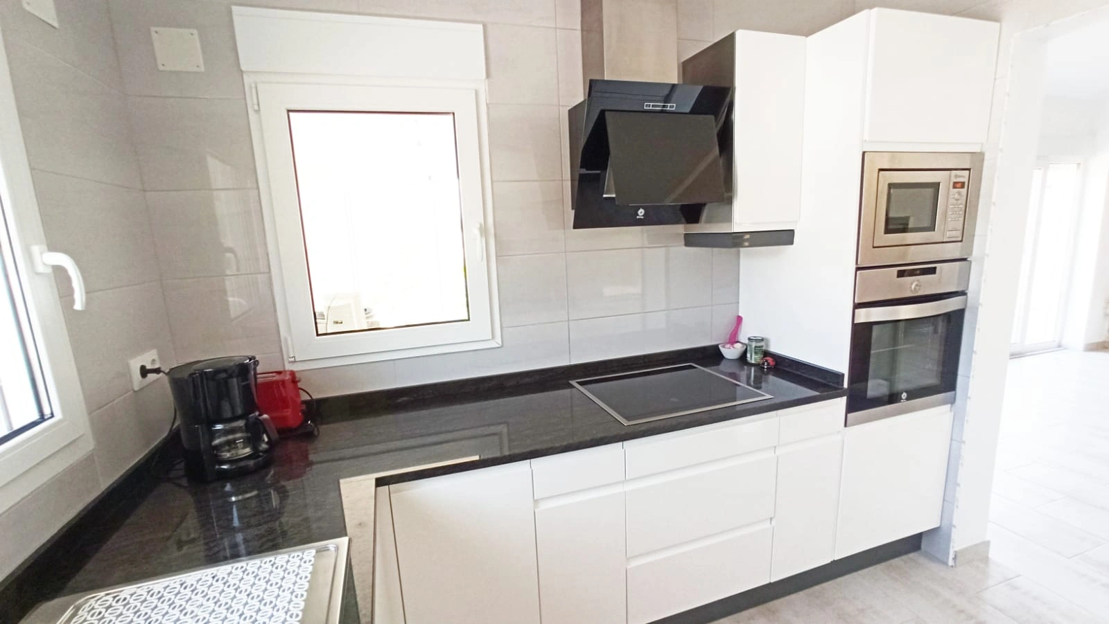 Cometa III Calpe - Villa with large plot and tennis court for sale.