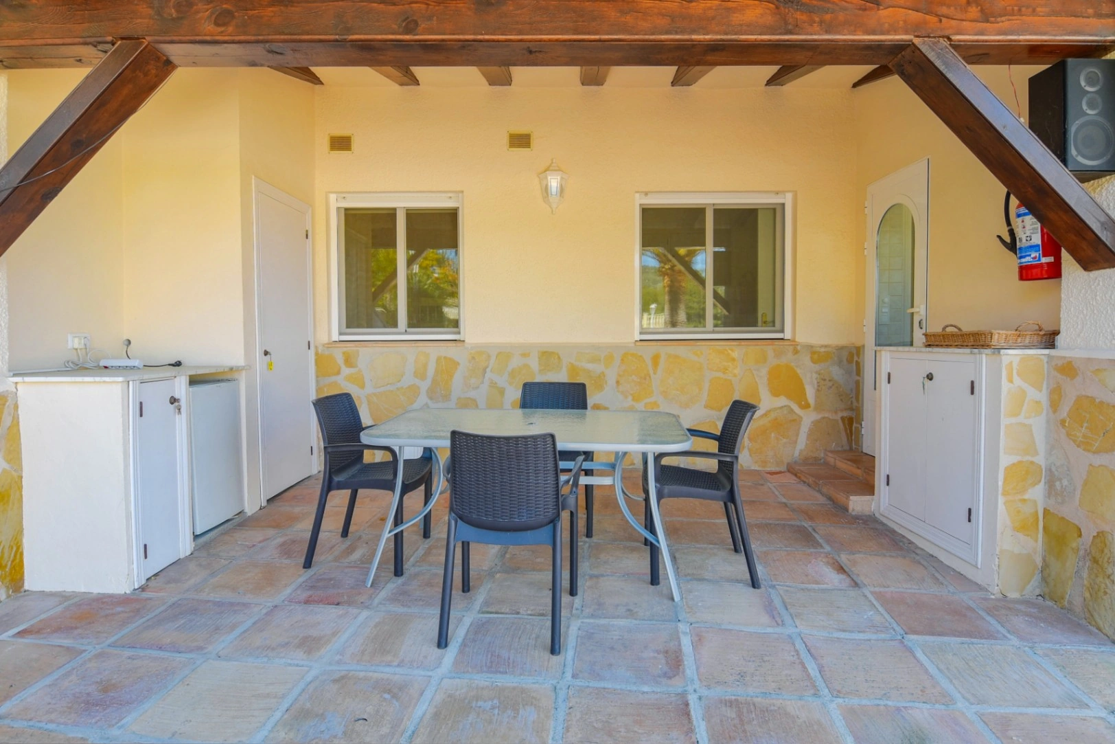 Cometa III Calpe - Villa with large plot and tennis court for sale.