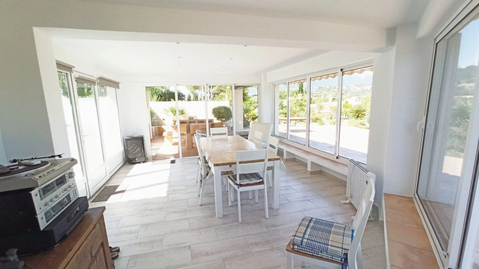 Cometa III Calpe - Villa with large plot and tennis court for sale.