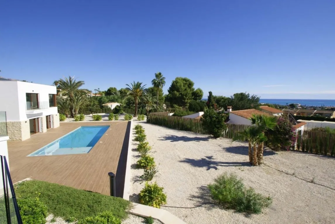 Modern finca with large plot in Altea, sea views!