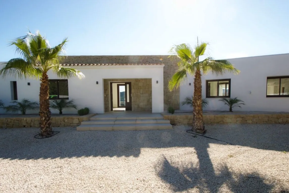 Modern finca with large plot in Altea, sea views!