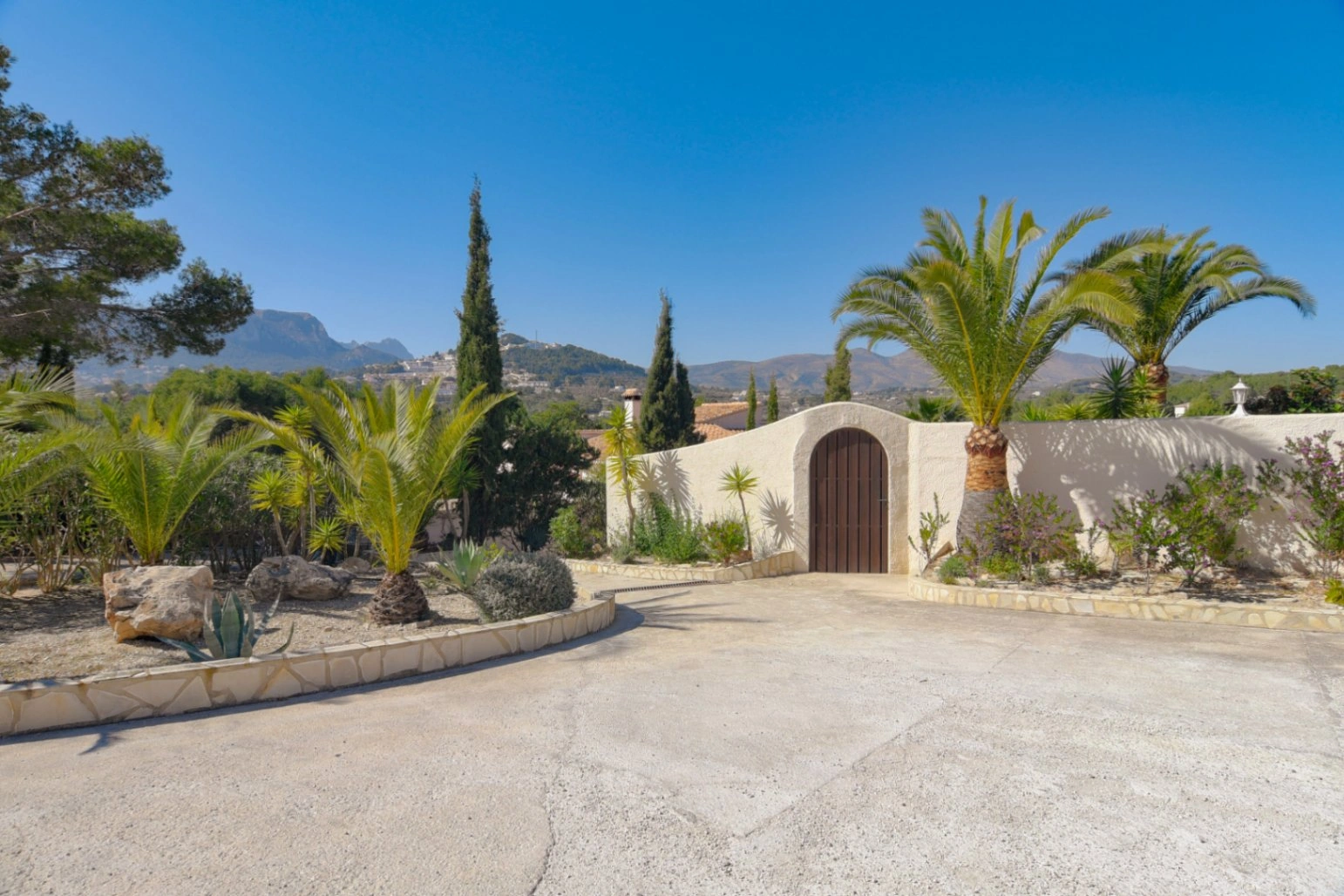 Cometa III Calpe - Villa with large plot and tennis court for sale.