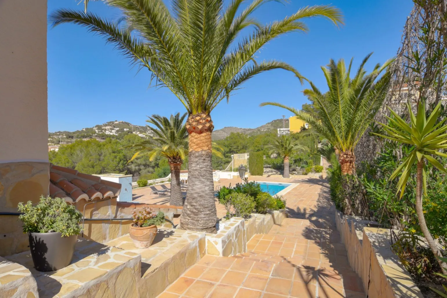 Cometa III Calpe - Villa with large plot and tennis court for sale.