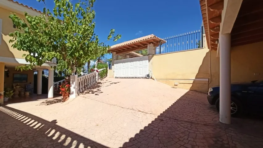 Frontline villa in Benidorm for sale - Villa Del Mar.