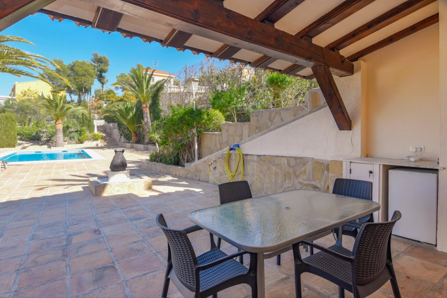 Cometa III Calpe - Villa with large plot and tennis court for sale.