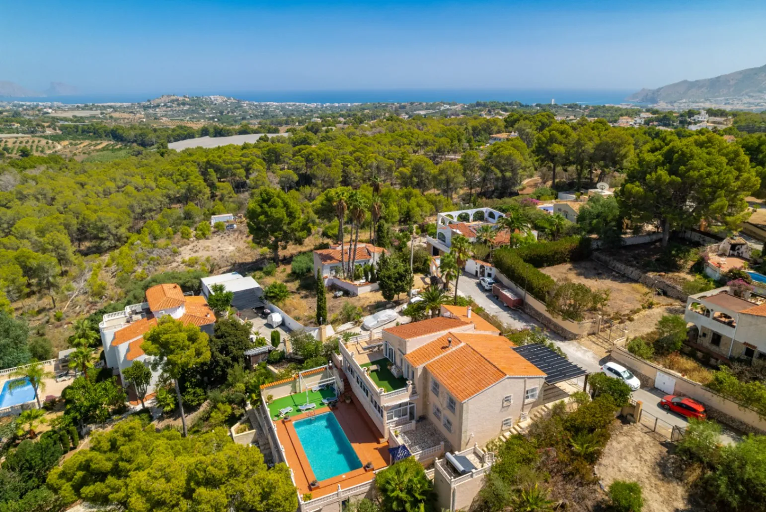 Luxury villa on a 5943 m2 plot with panoramic views.