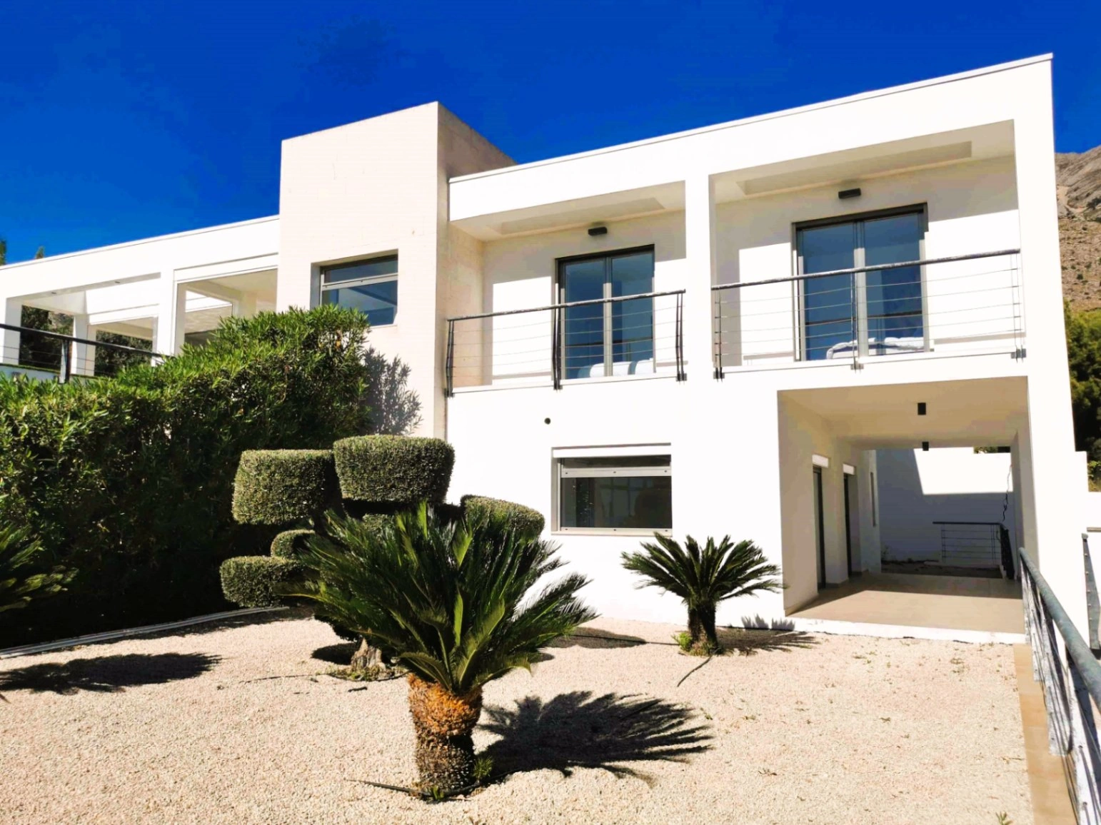 Modern villa in Altea la Vella with sea and mountain views.