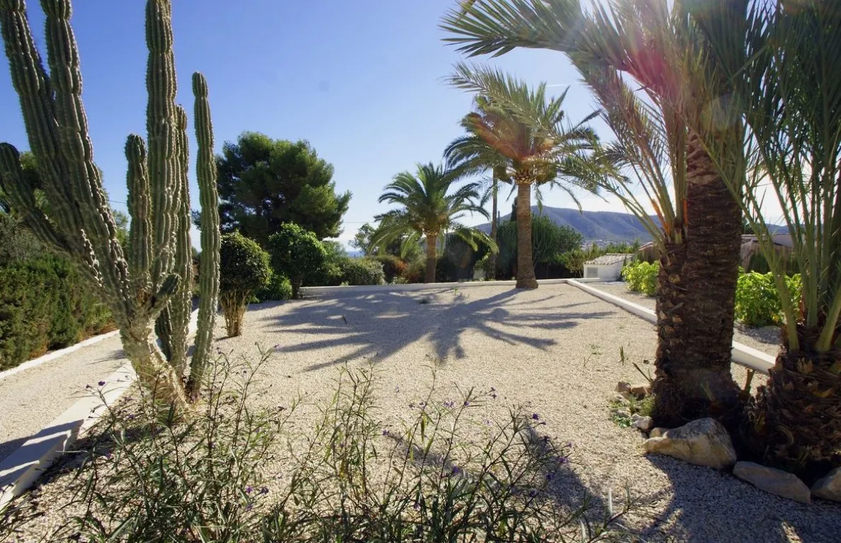 Modern finca with large plot in Altea, sea views!