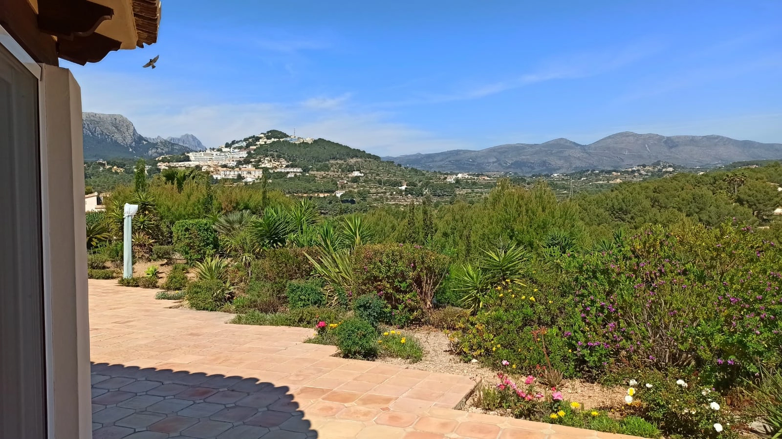 Cometa III Calpe - Villa with large plot and tennis court for sale.