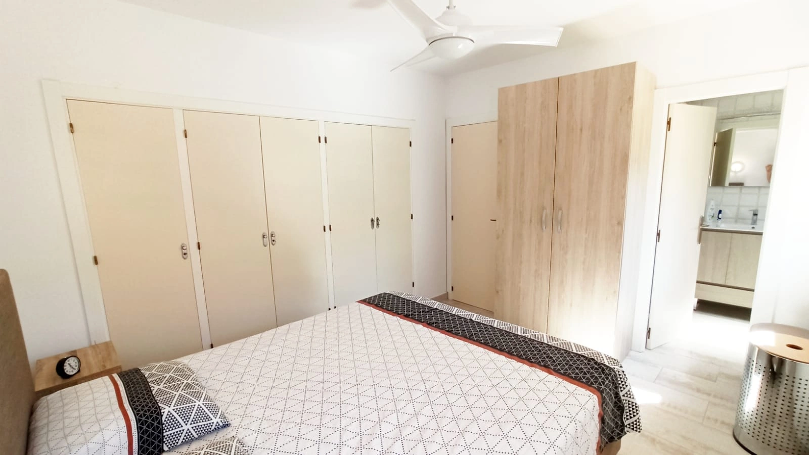 Cometa III Calpe - Villa with large plot and tennis court for sale.