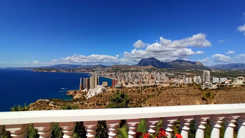 Frontline villa in Benidorm for sale - Villa Del Mar.