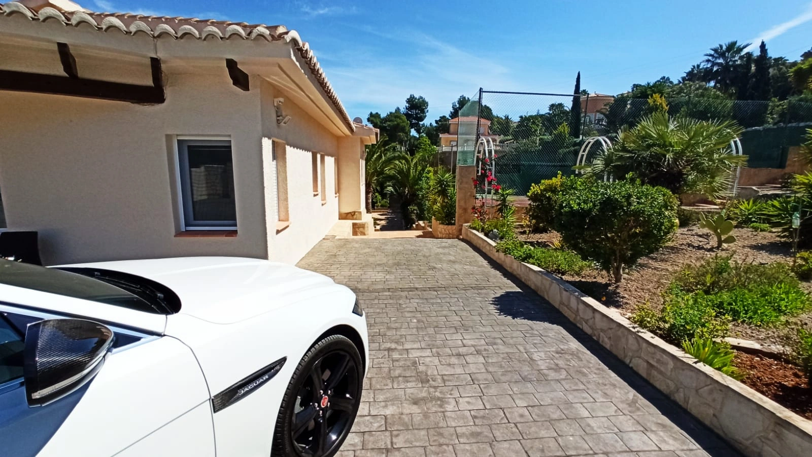 Cometa III Calpe - Villa with large plot and tennis court for sale.