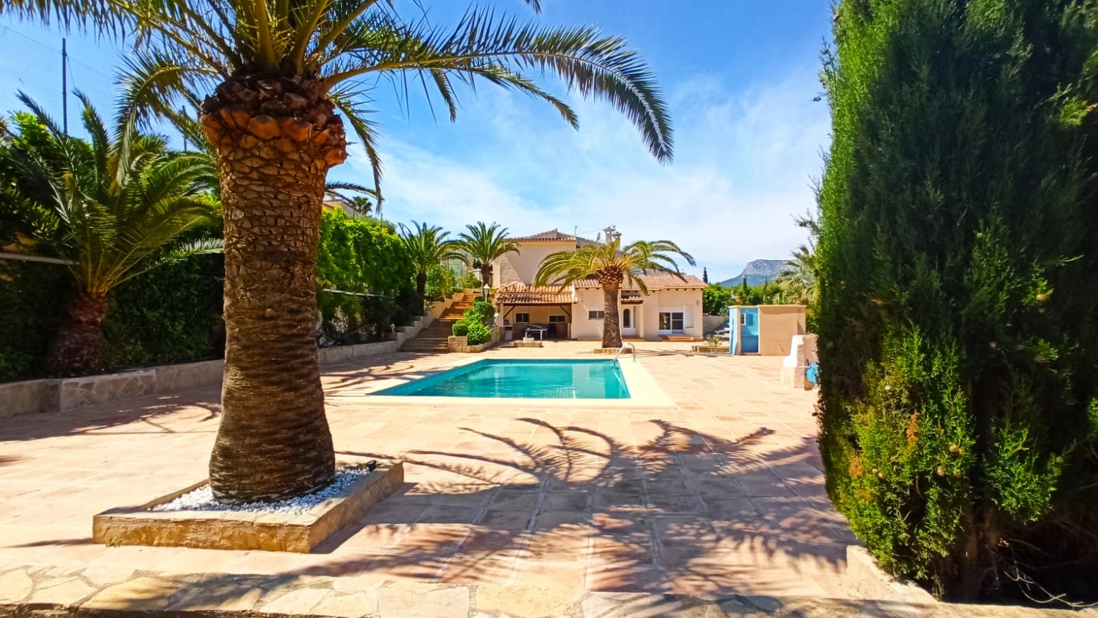 Cometa III Calpe - Villa with large plot and tennis court for sale.